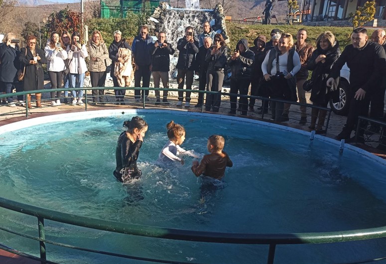 “…Και με των νερών τ’ αγιάσματα, τα Φώτα”