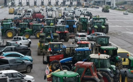 Με μπαράζ αποκλεισμών απαντούν οι αγρότες στα μέτρα της κυβέρνησης