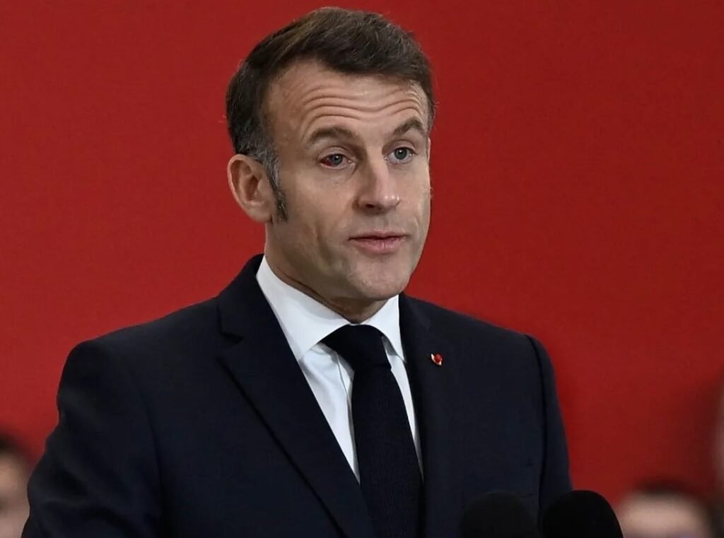 Mε πρησμένο, κόκκινο μάτι εμφανίστηκε ο Μακρόν