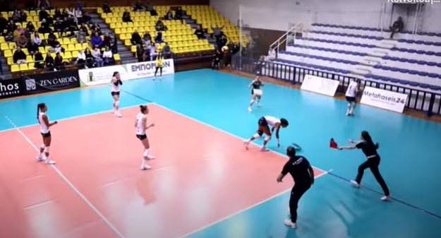 Θεσσαλονίκη: Κομμάτια από το ταβάνι έπεσαν δίπλα σε παίκτρια, την ώρα του αγώνα βόλεϊ