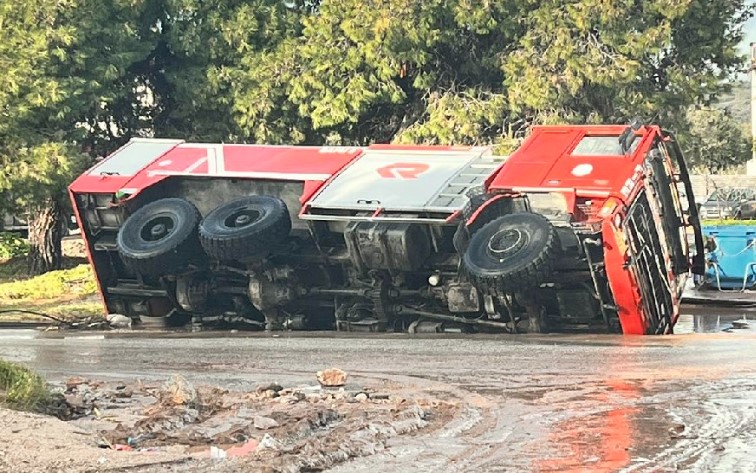Ανατροπή πυροσβεστικού οχήματος από την ισχυρή βροχόπτωση στη Βάρη