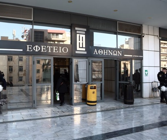 Αναβλήθηκε η δίκη για τον βιασμό της 12χρονης στον Κολωνό: Προπηλάκισαν κατηγορούμενο