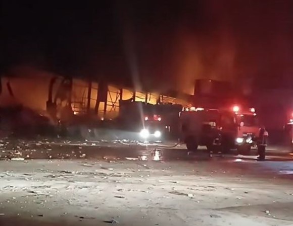 Τρίκαλα: Μεγάλη φωτιά σε μπισκοτοβιομηχανία