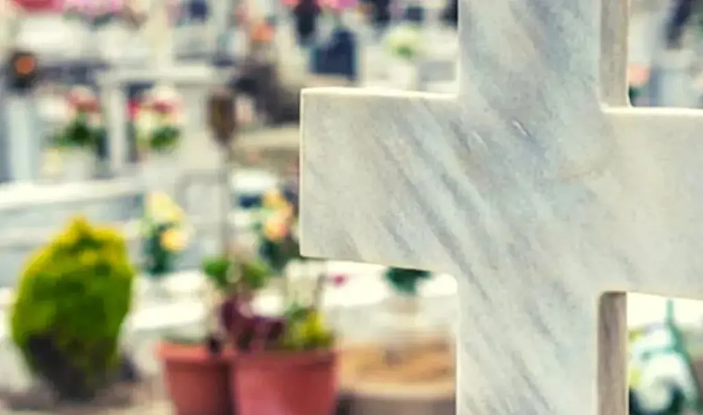 Απίστευτη καταγγελία: Ρομά έκλεψε οστά από νεκροταφείο και ζητά λύτρα για να τα επιστρέψει στη σύζυγο του θανόντος