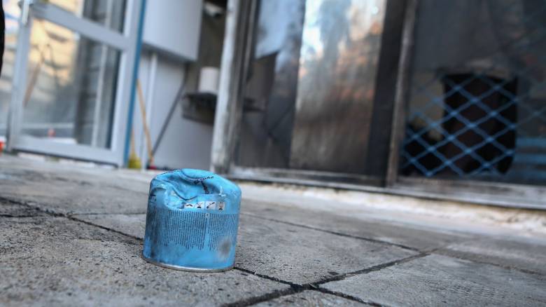 Κολωνός: Εμπρηστικές επιθέσεις με γκαζάκια σε οικοδομές