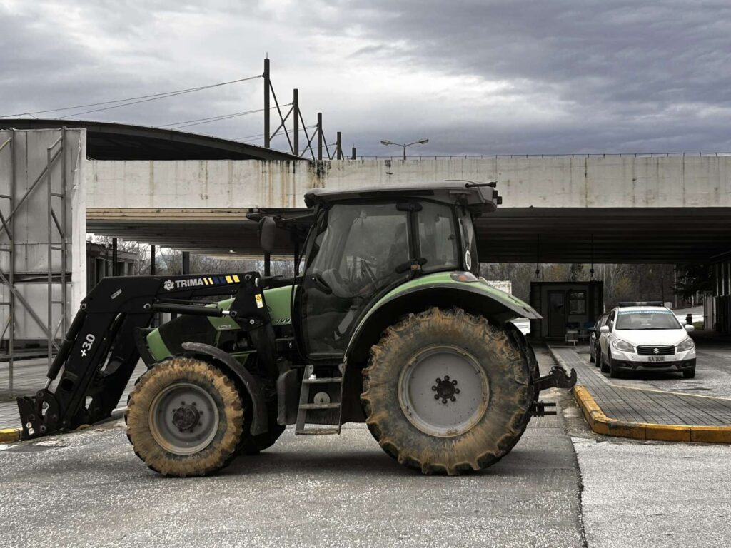 Κλιμακώνουν οι Σερραίοι αγρότες: Κλείνει επ’ αόριστον για φορτηγά το Τελωνείο Προμαχώνα
