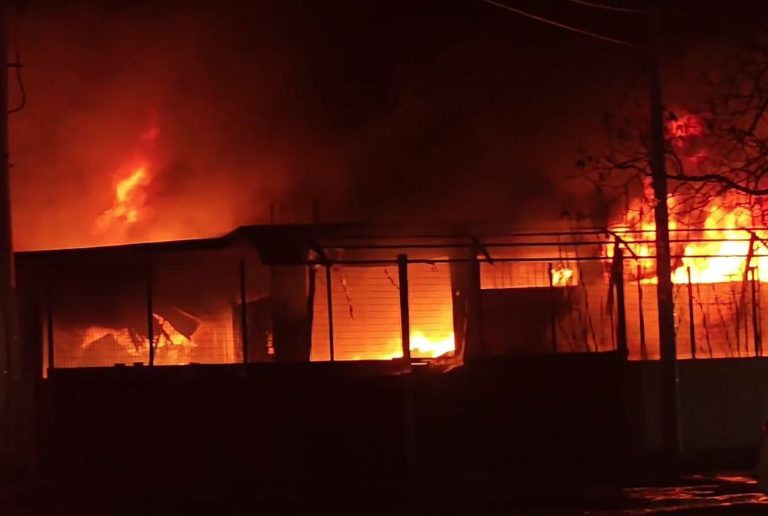 Μεγάλη φωτιά σε εργοστάσιο πλαστικών στο Μενίδι