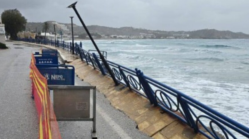 Κως: Σοβαρά προβλήματα από την κακοκαιρία – Επεσαν κολώνες φωτισμού, αποκολλήθηκε τμήμα τοιχίου