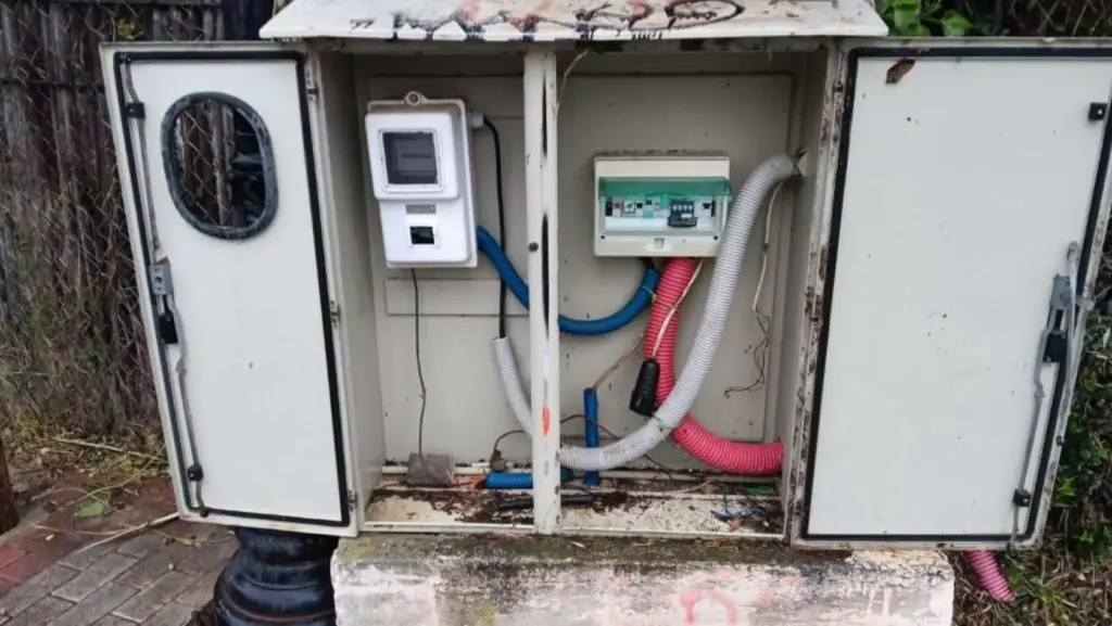 Χανιά: Ανήλικοι έσπασαν ΚΑΦΑΟ, προκάλεσαν μπλακάουτ στην περιοχή της Αγίας Μαρίνας