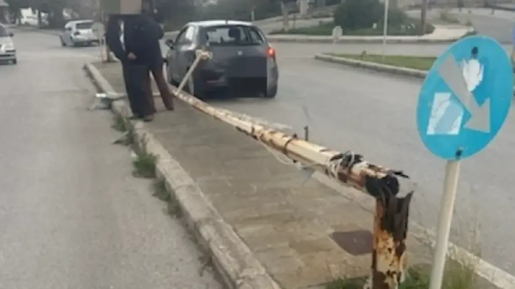 Ρόδος: Κολώνα φωτισμού κατέρρευσε και έπεσε σε διερχόμενο ΙΧ αυτοκίνητο