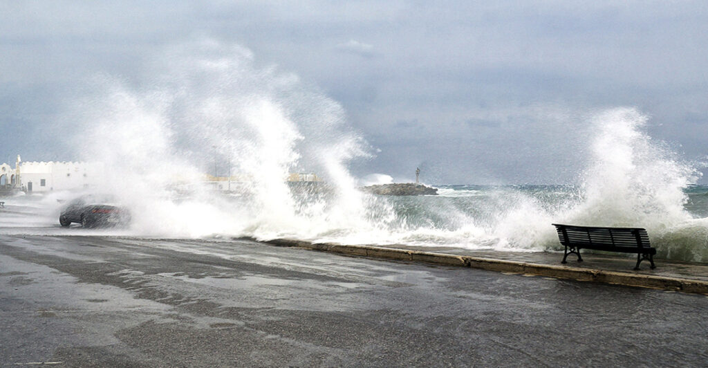 Σοβαρές ζημιές στο λιμάνι της Γαύδου λόγω κακοκαιρίας – Βυθίστηκαν αυτοκίνητο και δύο βάρκες