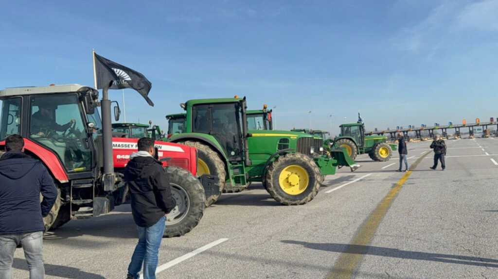 «Δεν φεύγουμε»: Παραμένουν στο μπλόκο τους οι αγρότες των Μαλγάρων με ανοιχτούς δρόμους