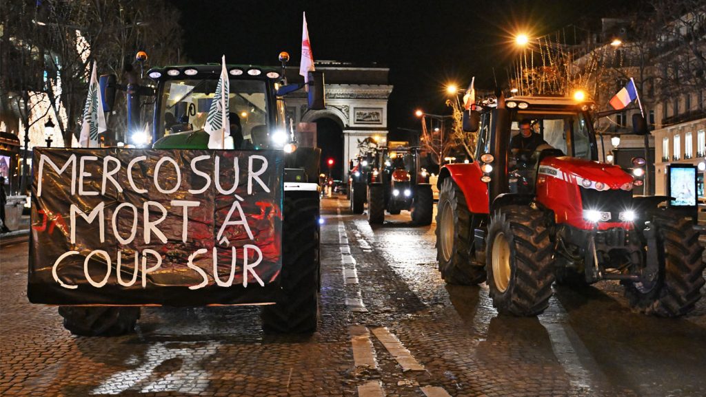 Νέος ξεσηκωμός στη Γαλλία: Πάνω από 350 τρακτέρ στο Παρίσι