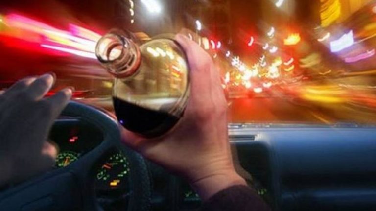 Λάρισα: Μεθυσμένος οδηγός προκάλεσε τροχαίο, εγκατέλειψε το σημείο και μπήκε στο αντίθετο ρεύμα παραβιάζοντας «κόκκινα»