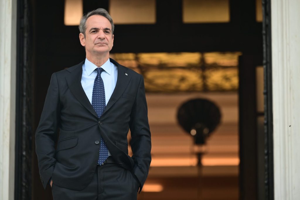 «Καρότο και μαστίγιο» από το Μαξίμου για τα αγροτικά μπλόκα