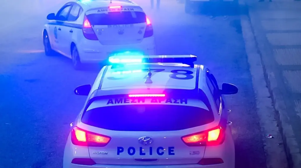 Συνελήφθησαν μετά από καταδίωξη 3 δράστες ληστείας σε βάρος 97χρονης και της κόρης της – «Μπούκαραν» στο σπίτι, τις απείλησαν με λοστό