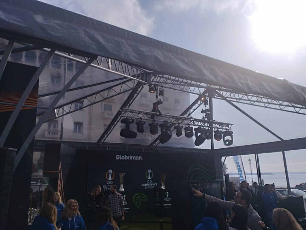 Τα τρόπαια του Europa & Conference League μάγεψαν την Αριστοτέλους