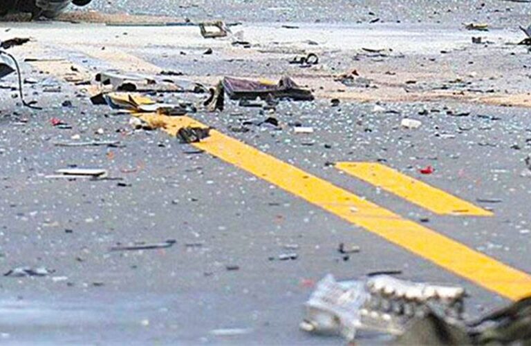 Σφοδρή σύγκρουση δύο οχημάτων στο Αλιβέρι – Εγκλωβίστηκε ηλικιωμένη οδηγός