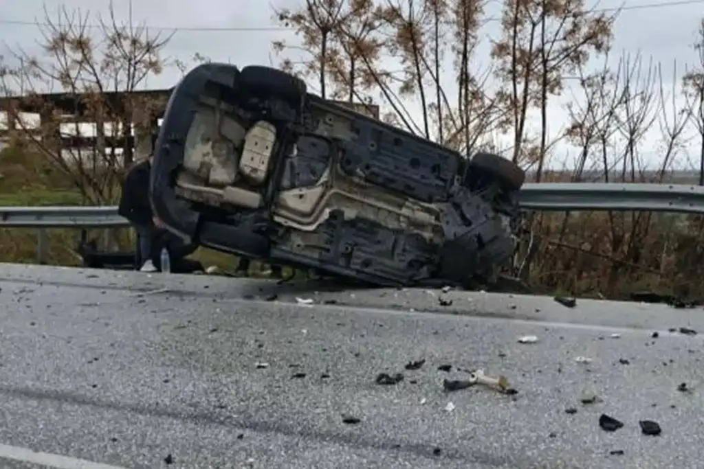 Σύγκρουση δύο ΙΧ στην Καβάλα – Το ένα ανετράπη και κατέληξε σε μπάρες