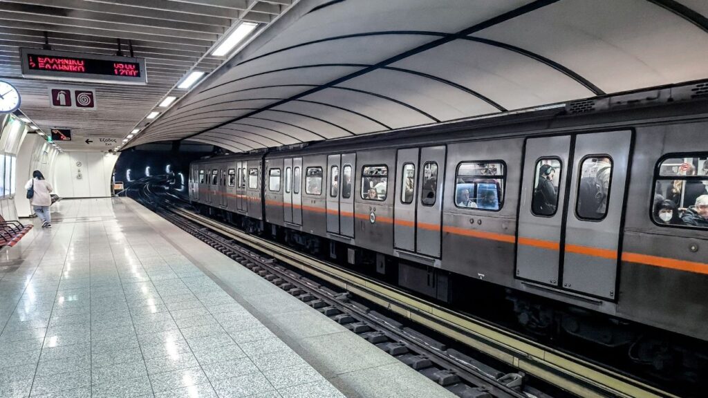 16χρονος έκλεψε αλυσίδα από γυναίκα στην στάση «Σταθμός Λαρίσης» και προσπάθησε να διαφύγει τρέχοντας μέσα στο τούνελ του Μετρό