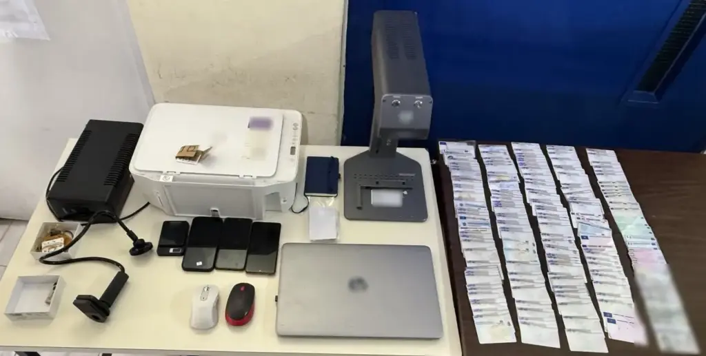 22χρονος αλλοδαπός διακινούσε πλαστά ταξιδιωτικά έγγραφα στην περιοχή του Αγίου Παντελεήμονα – Εντοπίστηκε και ο «εξοπλισμός»