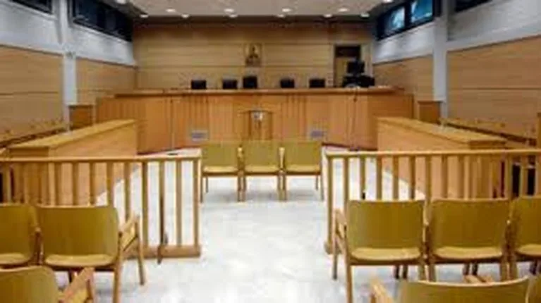 Λαμία: «Καταδίωξη» Ρομά μέσα στα Δικαστήρια – Προσπάθησε να το σκάσει όταν άκουσε ότι θα φυλακιζόταν