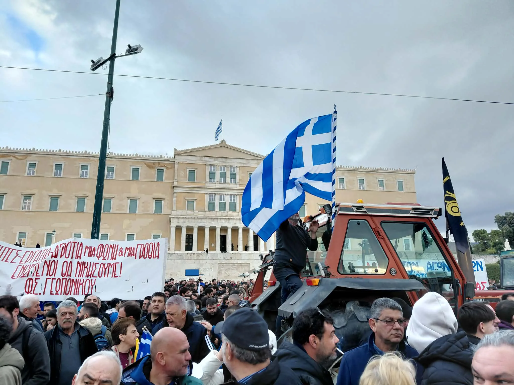 Στην πλατεία Συντάγματος μπροστά στη Βουλή οι αγροτοκτηνοτρόφοι με τα τρακτέρ - Ογκώδες συλλαλητήριο! (ΦΩΤΟ)