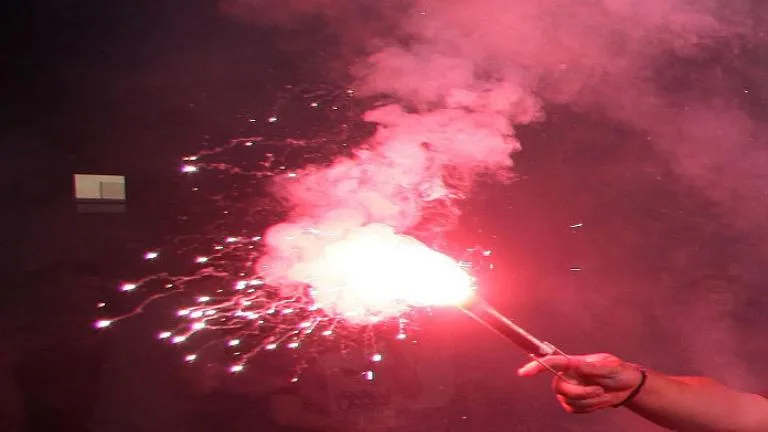 Θεσσαλονίκη: Συνελήφθη 26χρονος ο οποίος ενεργοποίησε 2 ναυτικούς πυρσούς κατά τη διάρκεια χθεσινού ποδοσφαιρικού αγώνα