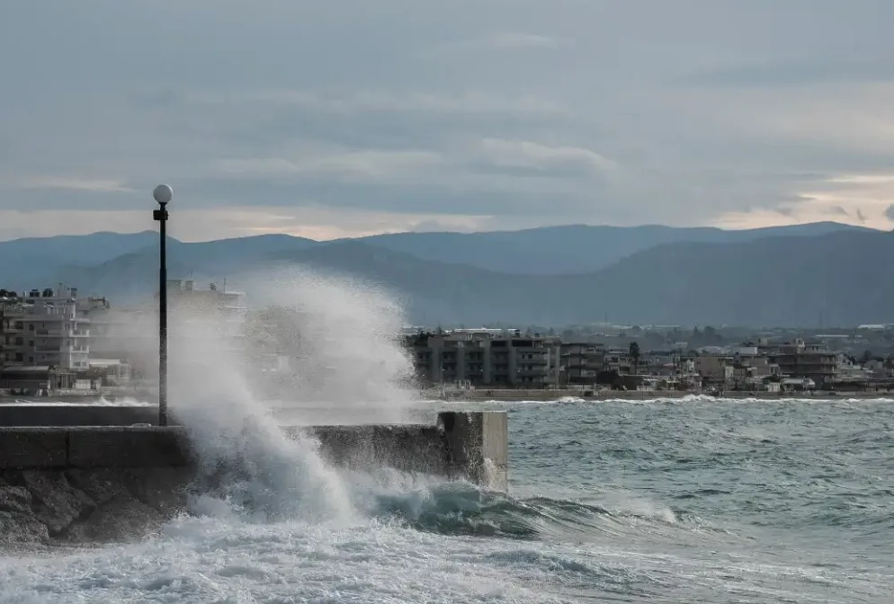 Ακυβέρνητο κρουαζιερόπλοιο στον Πειραιά