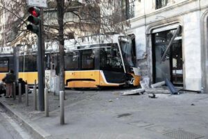 Ένας νεκρός και τριάντα εννέα τραυματίες από τον εκτροχιασμό τραμ στο Μιλάνο