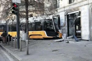 Ένας νεκρός και τριάντα εννέα τραυματίες από τον εκτροχιασμό τραμ στο Μιλάνο