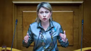 Η Αλεξοπούλου αναδιπλώνεται μετά τις αντιδράσεις