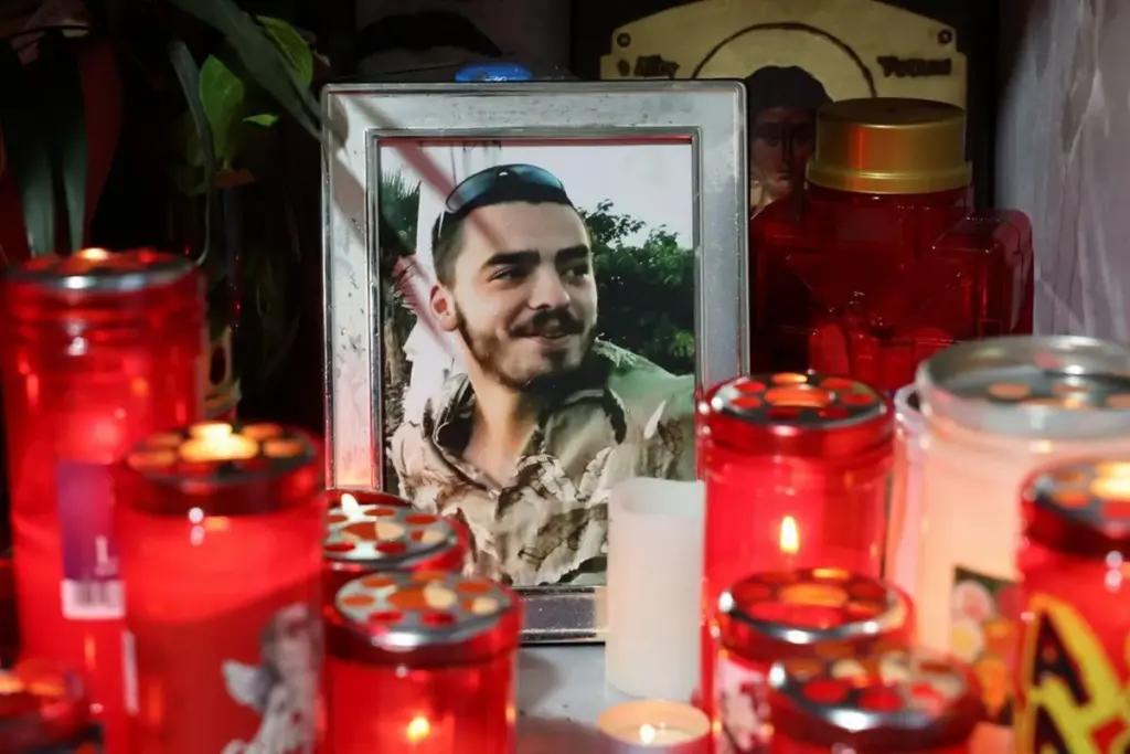 Θεσσαλονίκη: Ενός λεπτού σιγή, λουλούδια και κεριά στην τελετή μνήμης για τα 4 χρόνια από τον θάνατο του Αλκη Καμπανού στο σημείο που δολοφονήθηκε