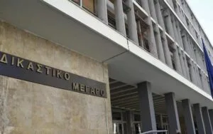 Θεσσαλονίκη: Ξυλοδαρμός έξω από τα δικαστήρια μετά από υπόθεση παράσυρσης ανηλίκου σε τροχαίο