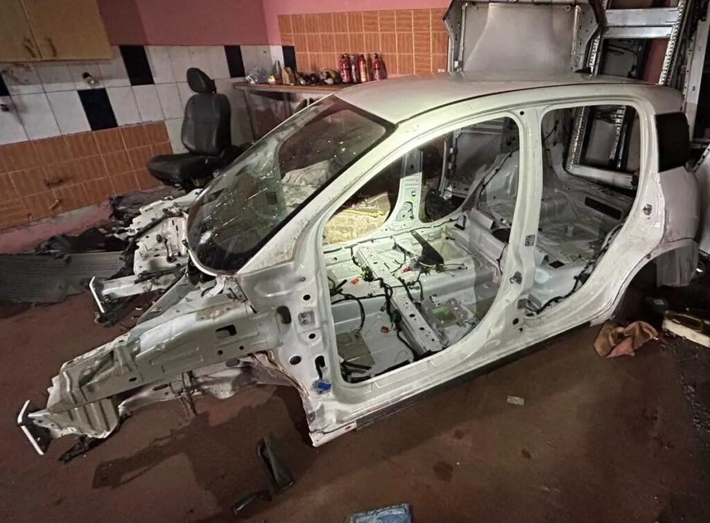 Εξαρθρώθηκε σπείρα που είχε κάνει δεκάδες κλοπές και πλαστογραφίες οχημάτων – Πάνω από 1,5 εκατ. ευρώ η «λεία»