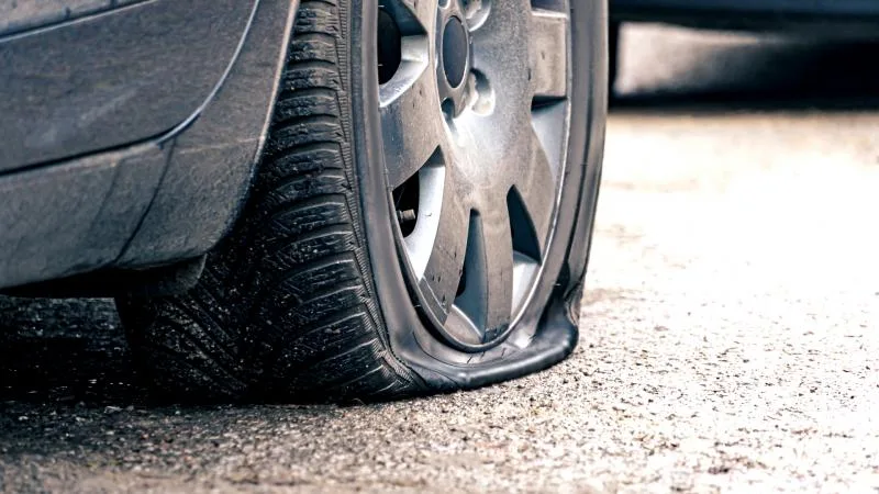 Σπείρα αλλοδαπών έσκαγε τα λάστιχα οχημάτων και έκλεβε τους οδηγούς