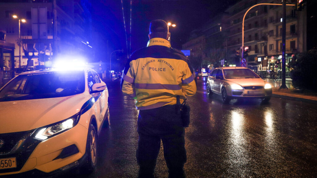 Θεσσαλονίκη: Οδηγός μηχανής έκανε επικίνδυνους ελιγμούς και παραβίασε «κόκκινα» στο κέντρο της πόλης για να αποφύγει έλεγχο