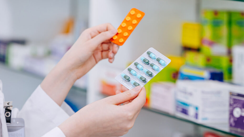 Ξεκινά η διάθεση ακριβών φαρμάκων από τα φαρμακεία της γειτονιάς