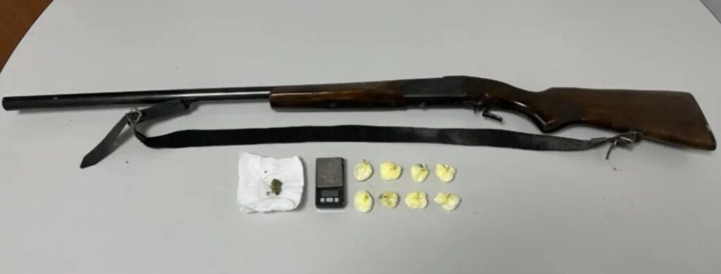 Θεσσαλονίκη: Ερευνες σε σπίτια στον Δενδροπόταμο – Κατασχέθηκαν όπλο και ναρκωτικά