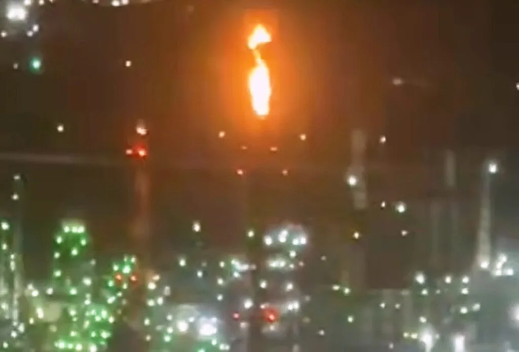 Χτυπήθηκε από θραύσμα μετά από ιρανική πυραυλική επίθεση διυλιστήριο στη Χάιφα