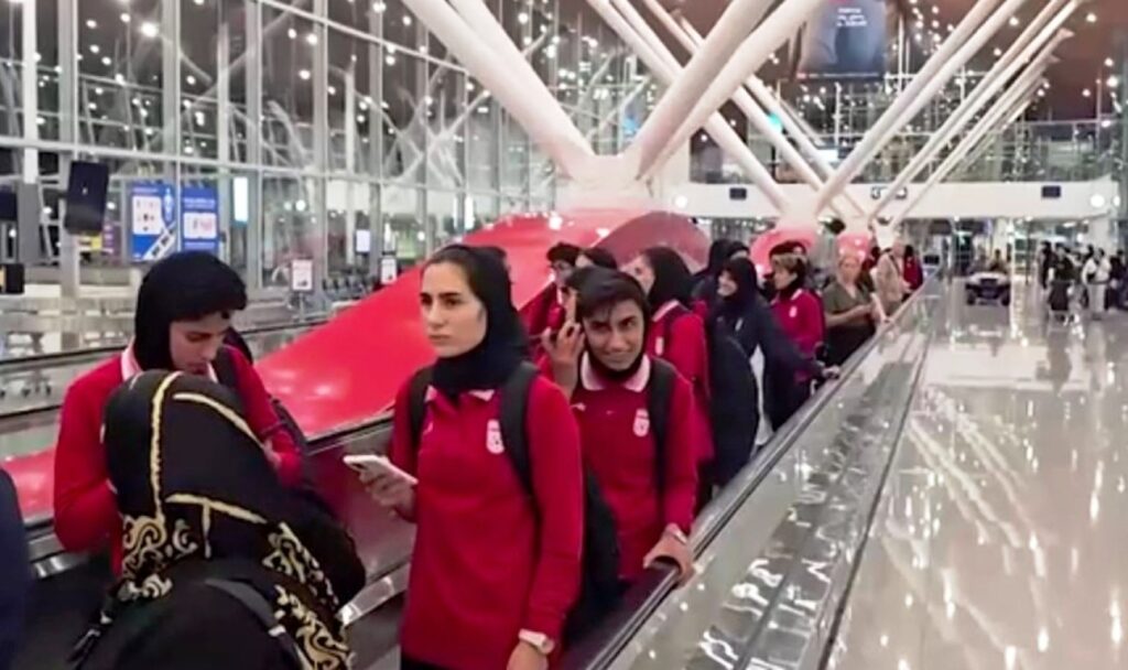 Στην Κωνσταντινούπολη έφτασαν τα μέλη της γυναικείας ομάδας ποδοσφαίρου του Ιράν
