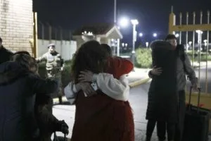 Προσγειώθηκε στην Ελευσίνα το C-130 με τους 91 Έλληνες που επαναπατρίστηκαν από την εμπόλεμη ζώνη της Μέσης Ανατολής