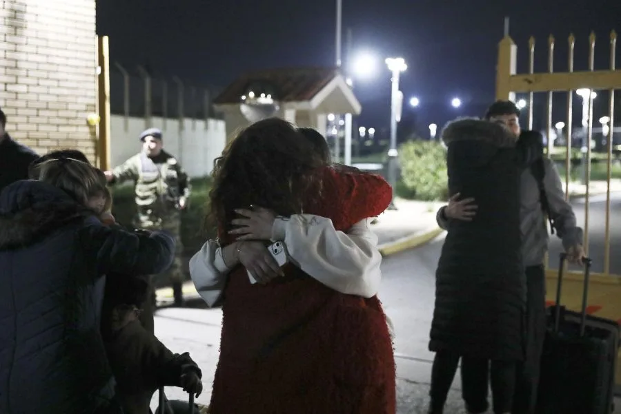 Προσγειώθηκε στην Ελευσίνα το C-130 με τους 91 Έλληνες που επαναπατρίστηκαν από την εμπόλεμη ζώνη της Μέσης Ανατολής