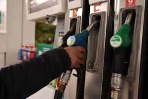 Διψήφια ανατίμηση αμόλυβδης και ντίζελ στην ΕΕ μετά τις νέες επιθέσεις στη Μέση Ανατολή