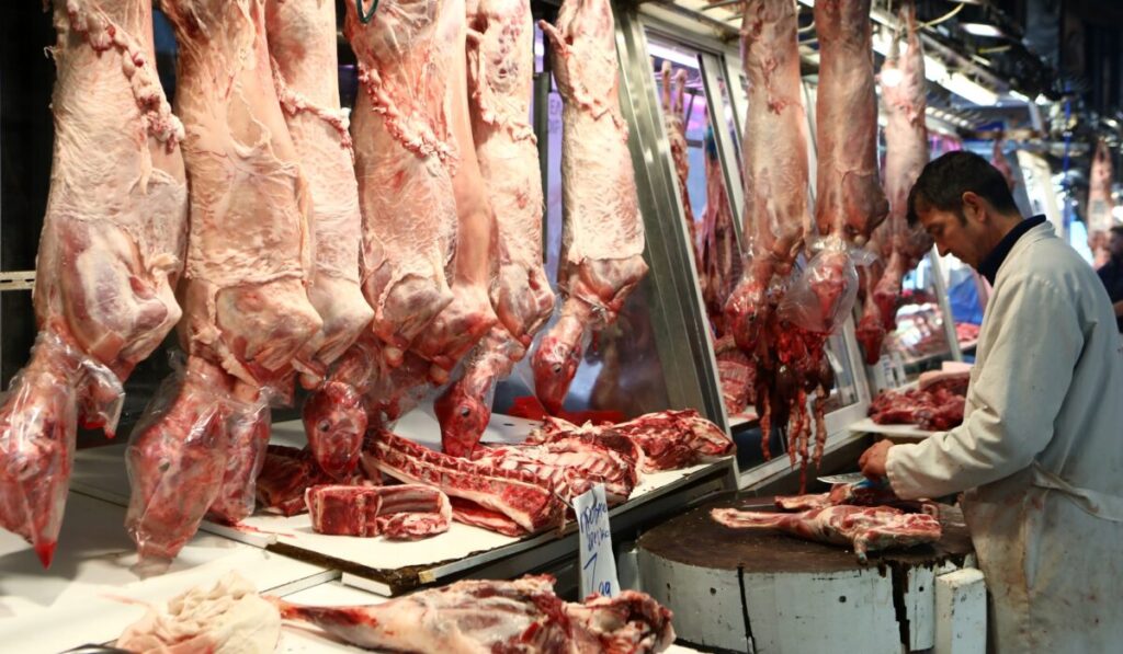 «Καμπανάκι» κινδύνου από τους κρεοπώλες για το αρνί ενόψει Πάσχα: Θα γίνει είδος πολυτελείας;