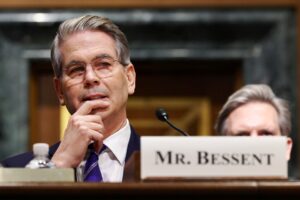 «Πιθανή αναβολή του ταξιδιού του Τραμπ στην Κίνα θα οφείλεται στο ότι πρέπει να μείνει στην Ουάσινγκτον» δηλώνει ο Αμερικανός υπουργός Οικονομικών