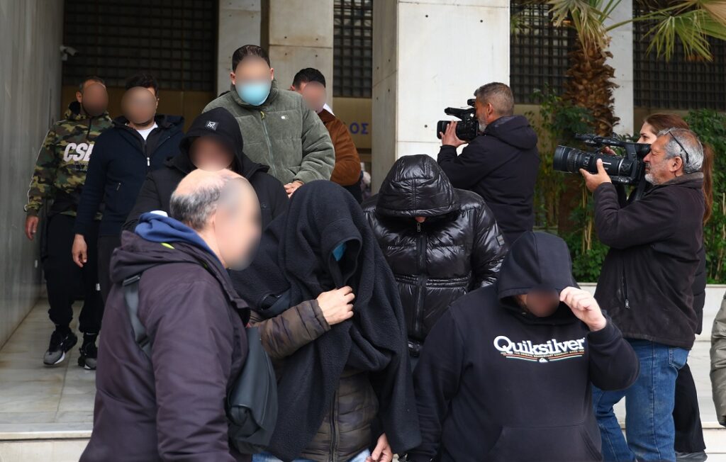 Ποινική δίωξη για κακουργήματα στους 22 συλληφθέντες για την απάτη με τον ΕΦΚΑ