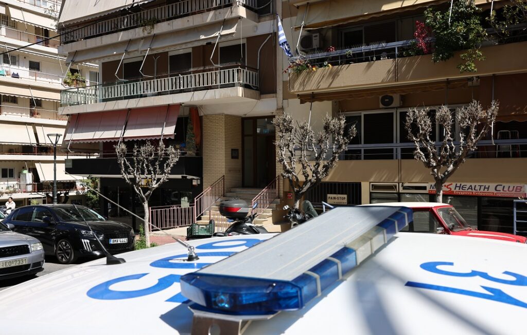 Νεκρές μητέρα και κόρη σε σφραγισμένο δωμάτιο διαμερίσματος