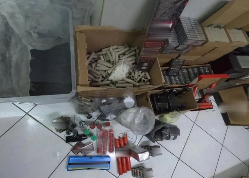 16χρονος είχε στήσει στο δωμάτιό του εργαστήριο παρασκευής αυτοσχέδιων κροτίδων τις οποίες στη συνέχεια πουλούσε