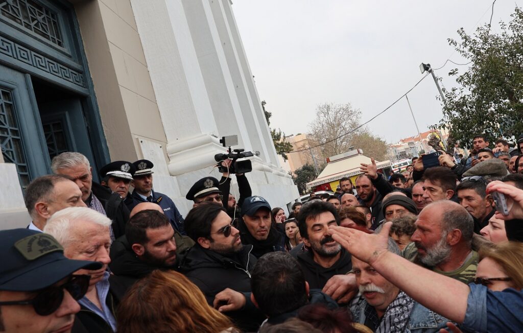 Χαμός στην Μυτιλήνη: «Φυγάδευσαν» τον Κέλλα